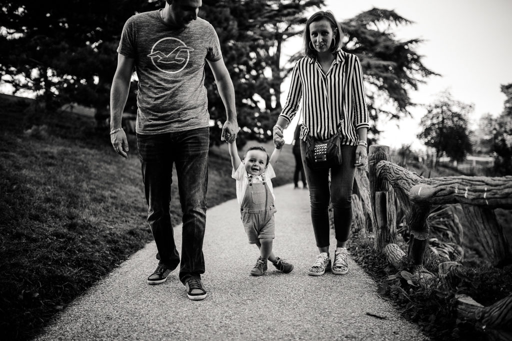 Séance photo en famille lors d'une balade aux Buttes Chaumont