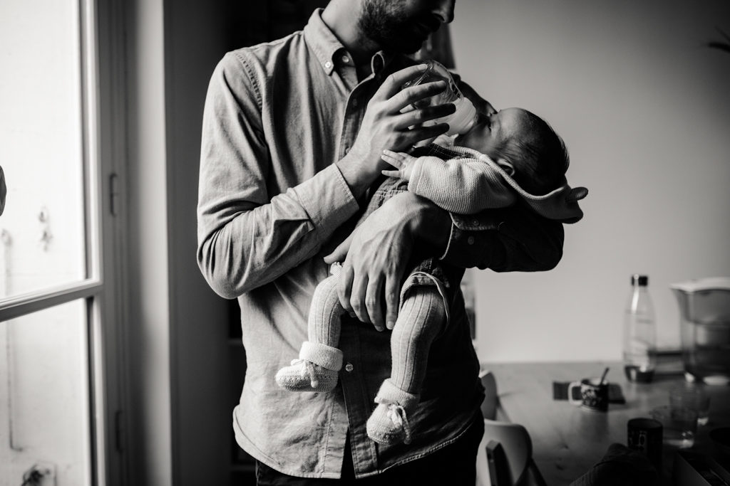 shooting famille lifestyle réalisé à Paris avec Agathe & Samuel