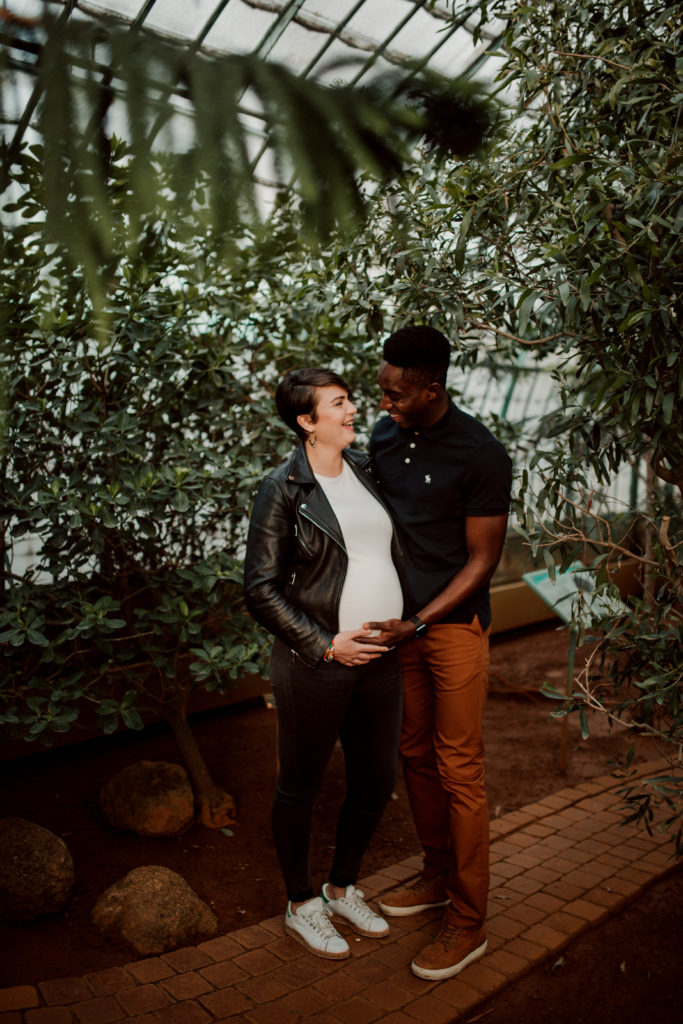 Couple aux Serres D'Auteuil à Paris lors d'une séance photo grossesse.