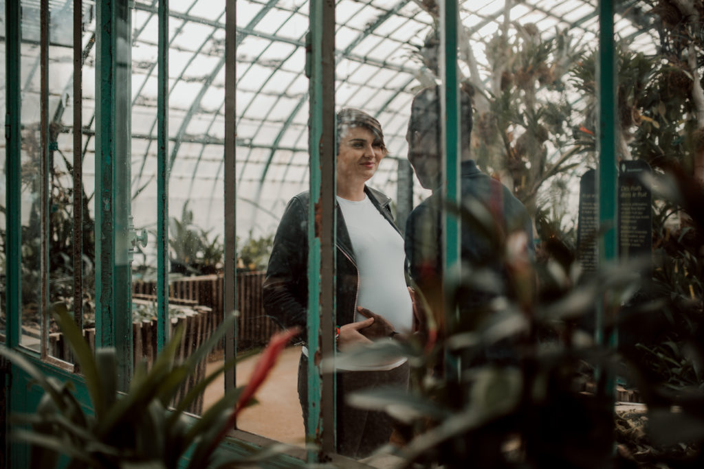 Couple aux Serres D'Auteuil à Paris lors d'une séance photo grossesse.