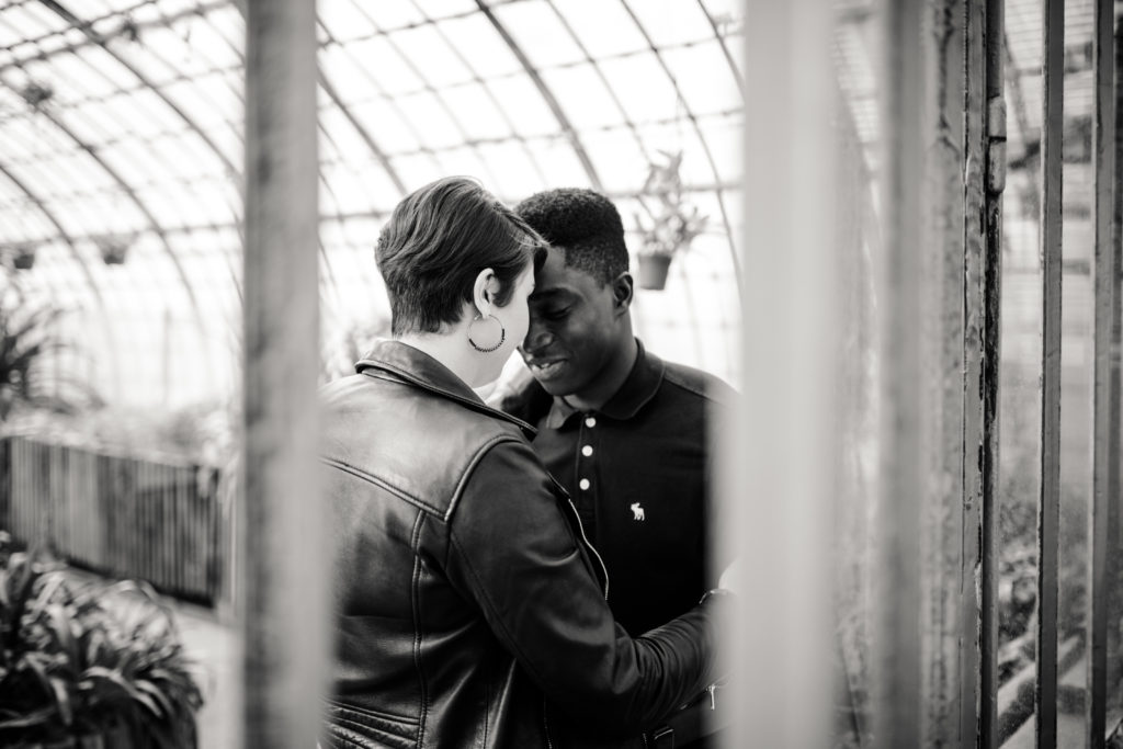 Couple aux Serres D'Auteuil à Paris lors d'une séance photo grossesse.
