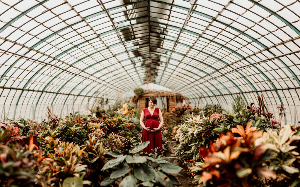 Photo d'une femme enceinte dans les serres d'auteuil