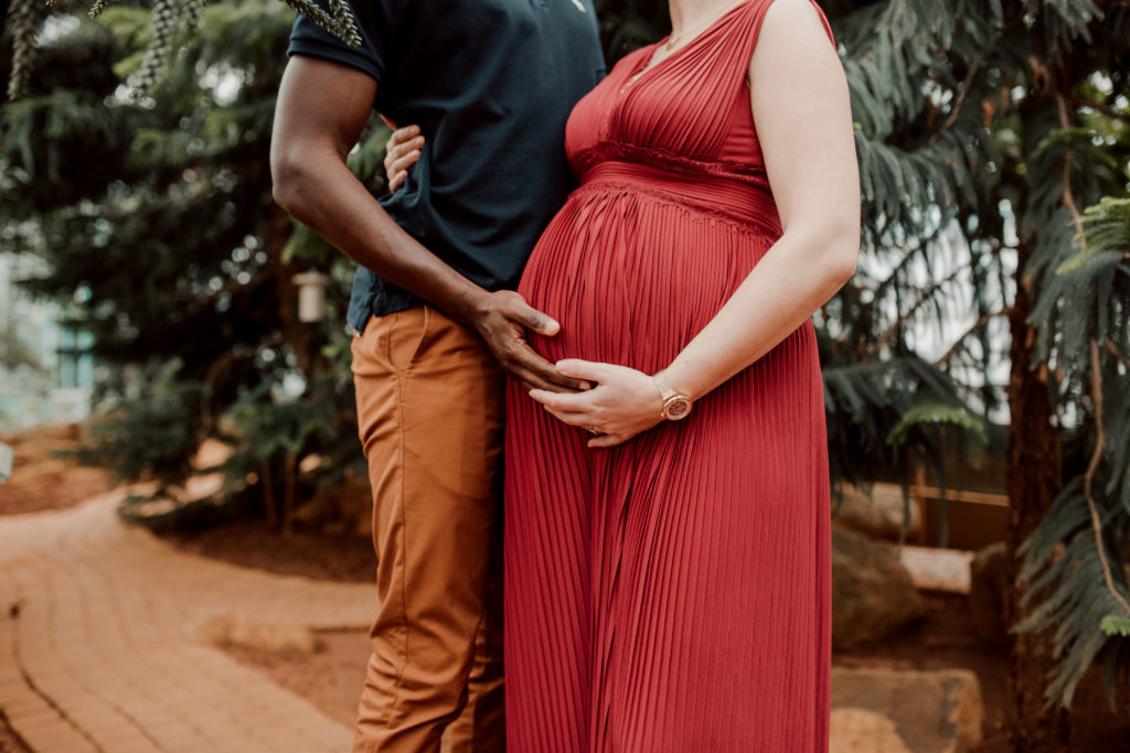 Femme enceinte lors d'une séance photo aux Serres d'Auteuil à Paris.