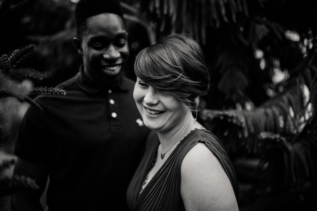 Femme rit dans les serres d'auteuil de paris