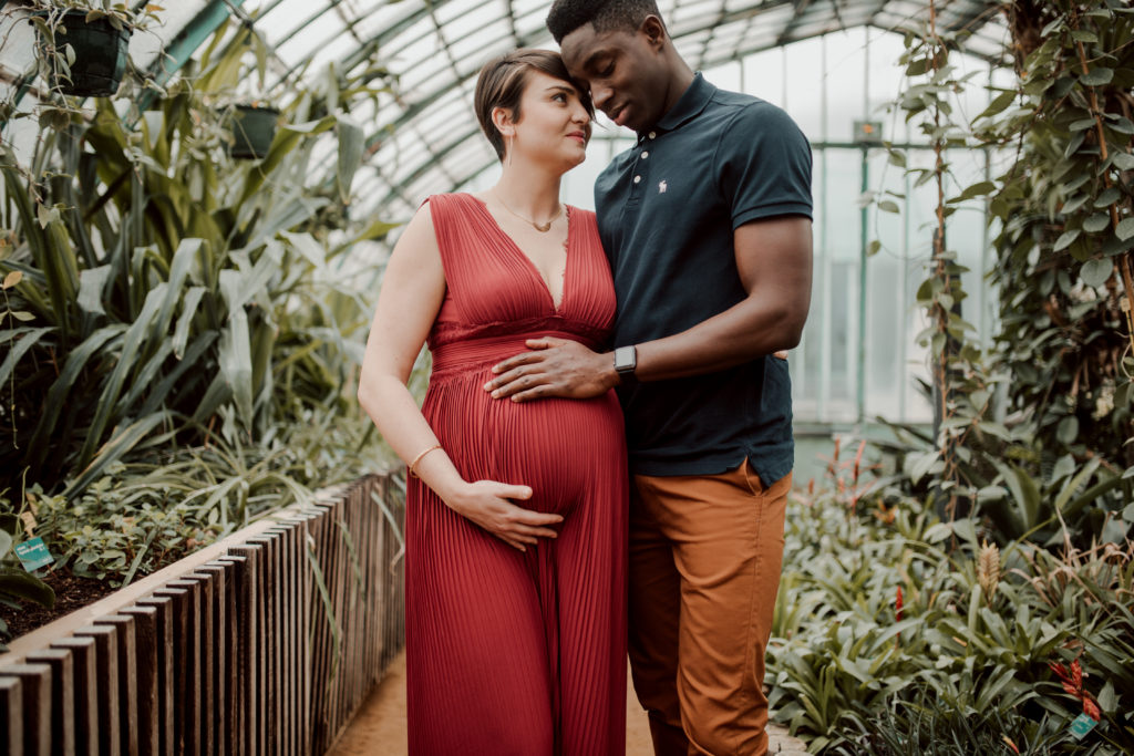 Femme enceinte lors d'une séance photo aux Serres d'Auteuil à Paris.