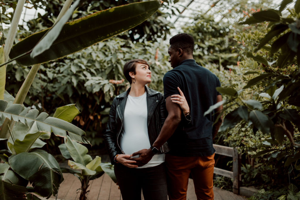 Couple aux Serres D'Auteuil à Paris lors d'une séance photo grossesse.