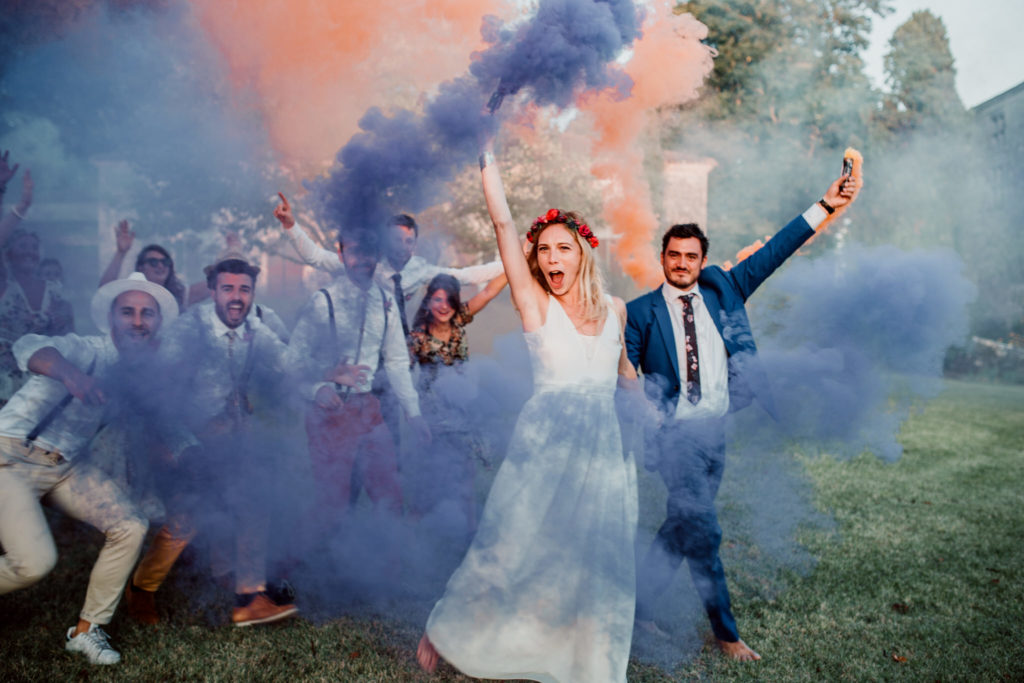 Photo de groupe avec fumigenes durant le mariage de Marie et Mathias au chateau de Poudenas - Soufigraphe