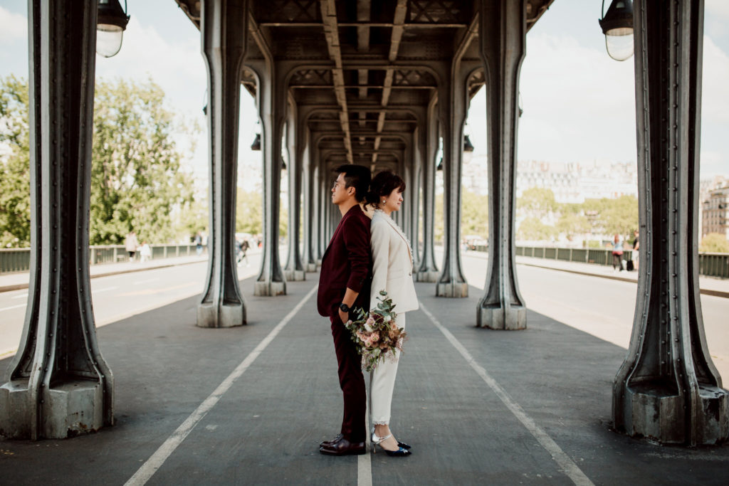 Couple posant sous le pont de Bir Hakeim à Paris