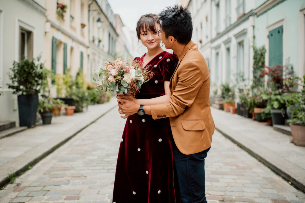 Couple amoureux rue Crémieux à Paris
