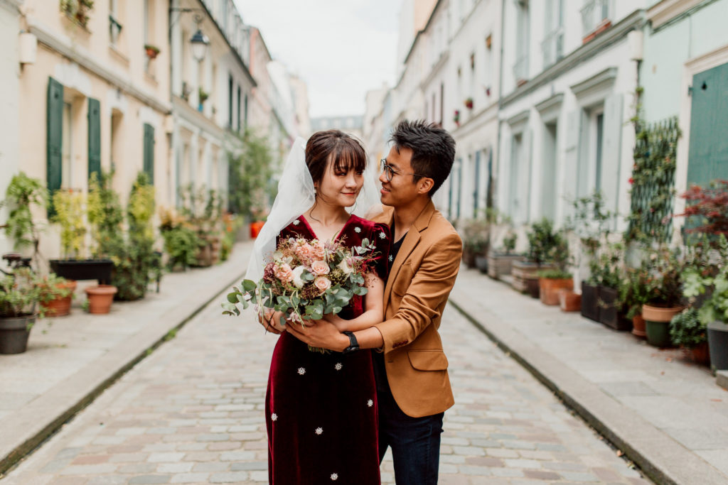 Couple amoureux rue Crémieux à Paris