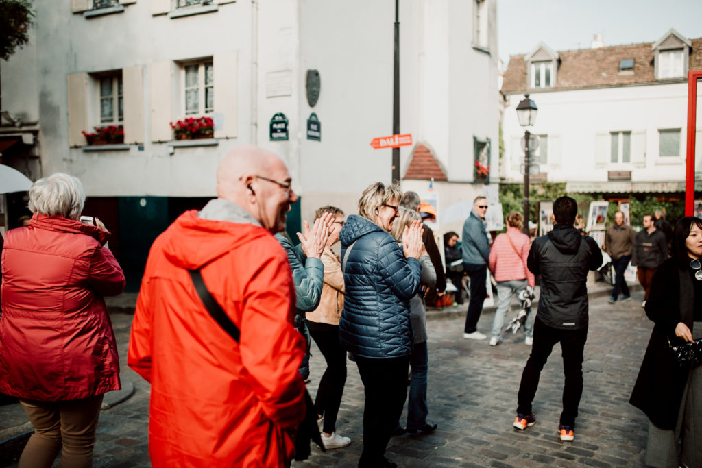 Passants applaudissant chaleureusement les futurs mariés