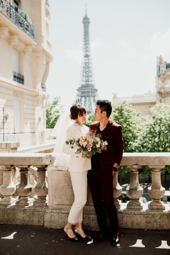 Séance d'engagement devant la Tour Eiffel à Paris