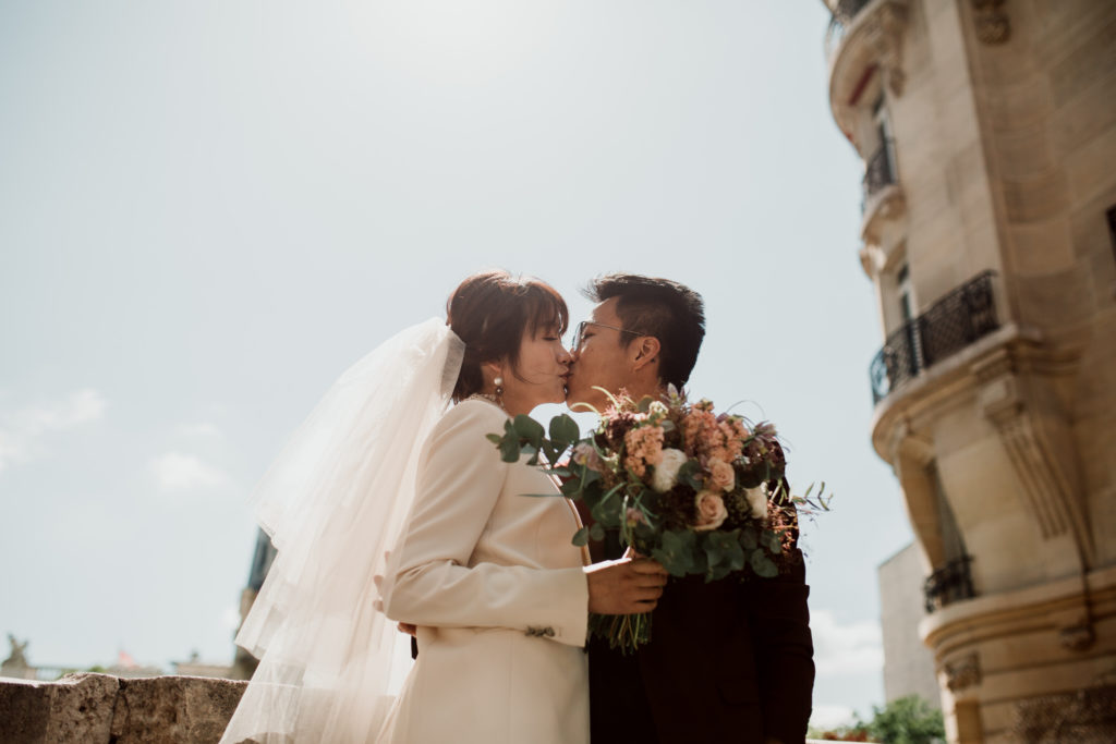 Baiser d'amoureux lors de la séance d'engagement de Li & Jintan à Paris