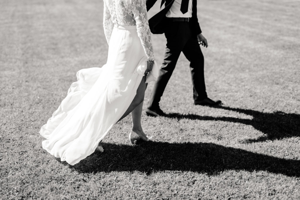 Couple de jeunes mariés marchant à l'Ecole Militaire de Paris.