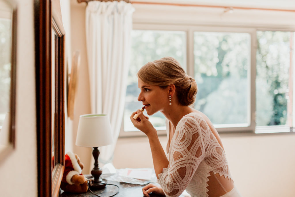 Mariée qui se maquille lors de son mariage à Cognac