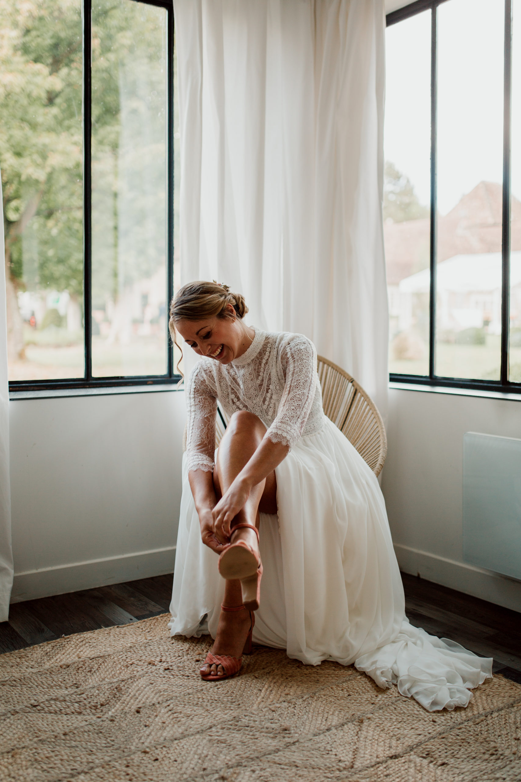 Océane mettant ses chaussures de mariages à la Dime de Giverny