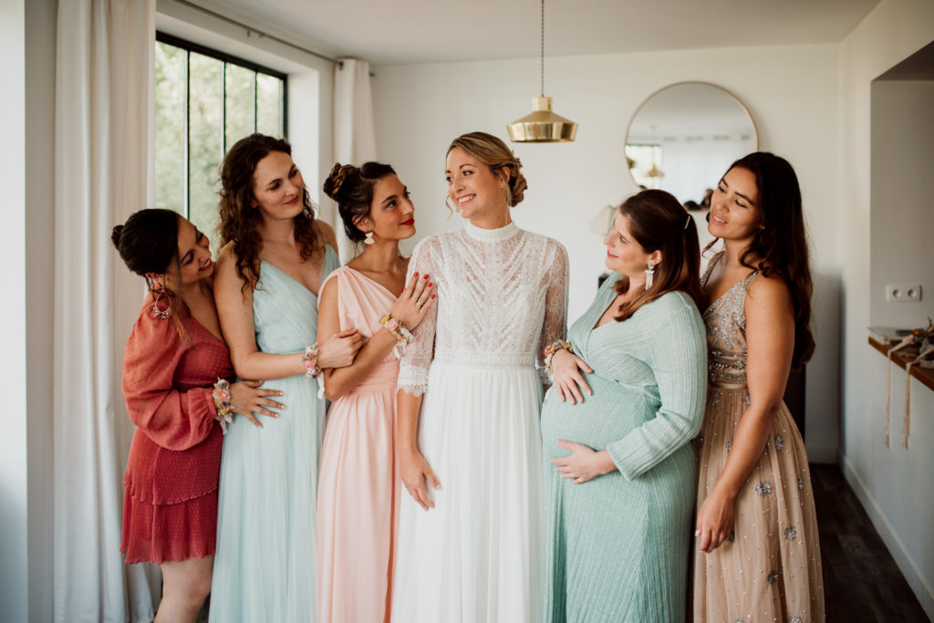 Mariée et ses témoins lors des préparatifs de mariage à la Dime de Giverny