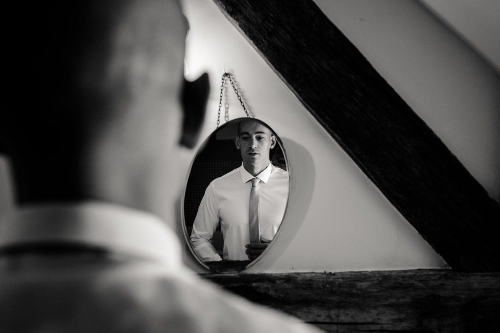 Futur marié devant le miroir durant les préparatifs à la Dime de Giverny