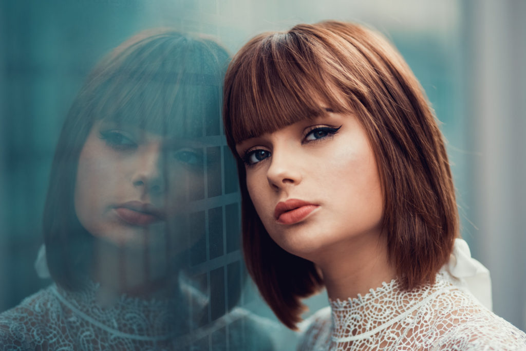 Portrait serré d'une femme prise à Paris