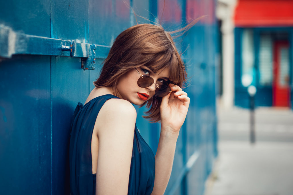 Portrait d'une modèle à paris sur colorimétrie bleue