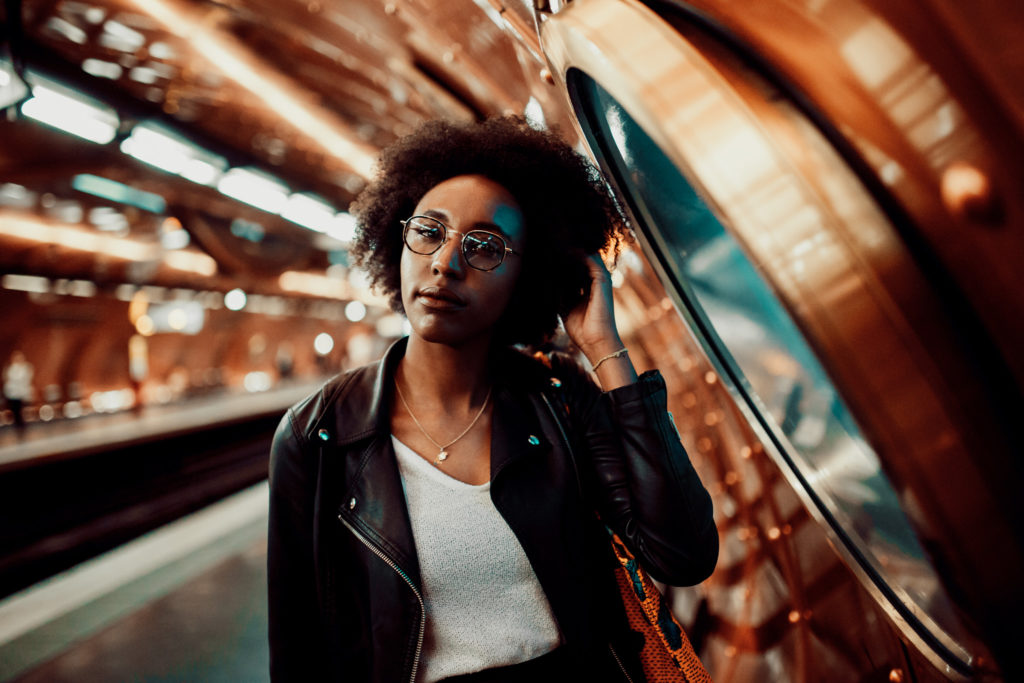 Portrait photo de Lauren Rembi dans le metro à Paris par Soufigraphe