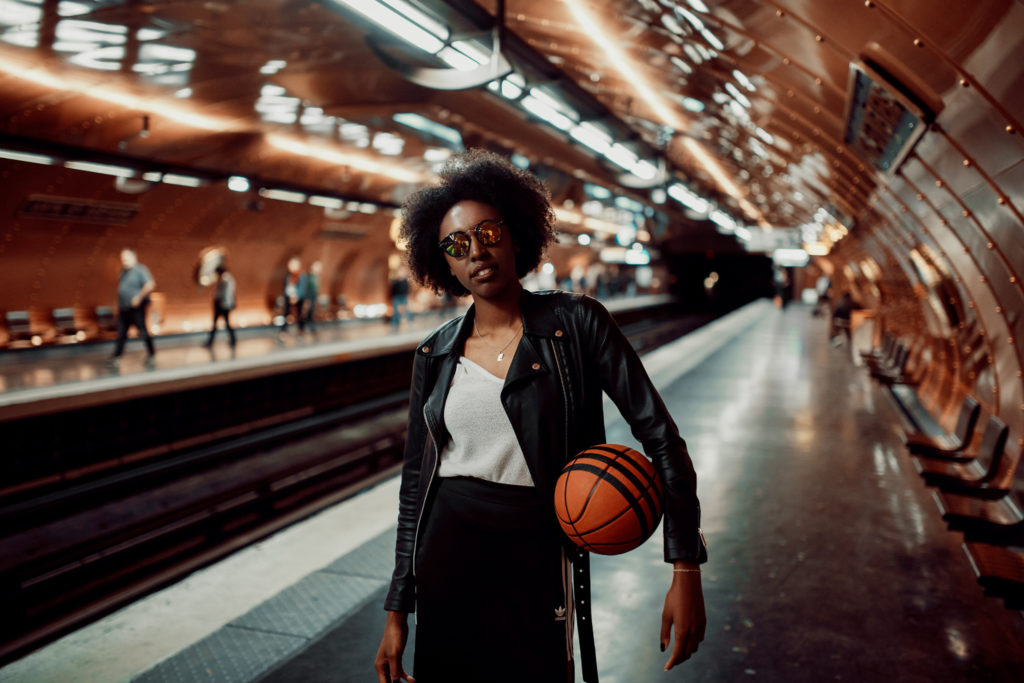 Portrait photo de Lauren Rembi dans le metro à Paris par Soufigraphe