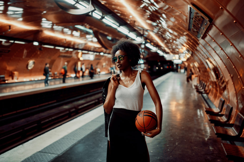 Portrait photo de Lauren Rembi dans le metro à Paris par Soufigraphe