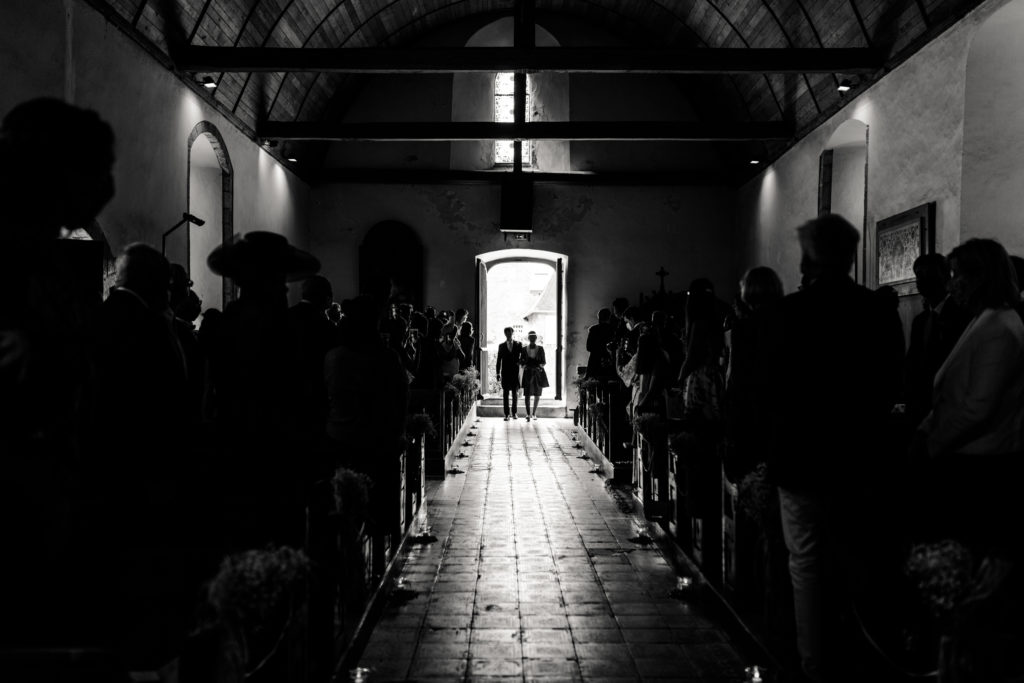 Entrée du marié à l'église de Genêts lors d'un mariage près du Mont Saint Michel