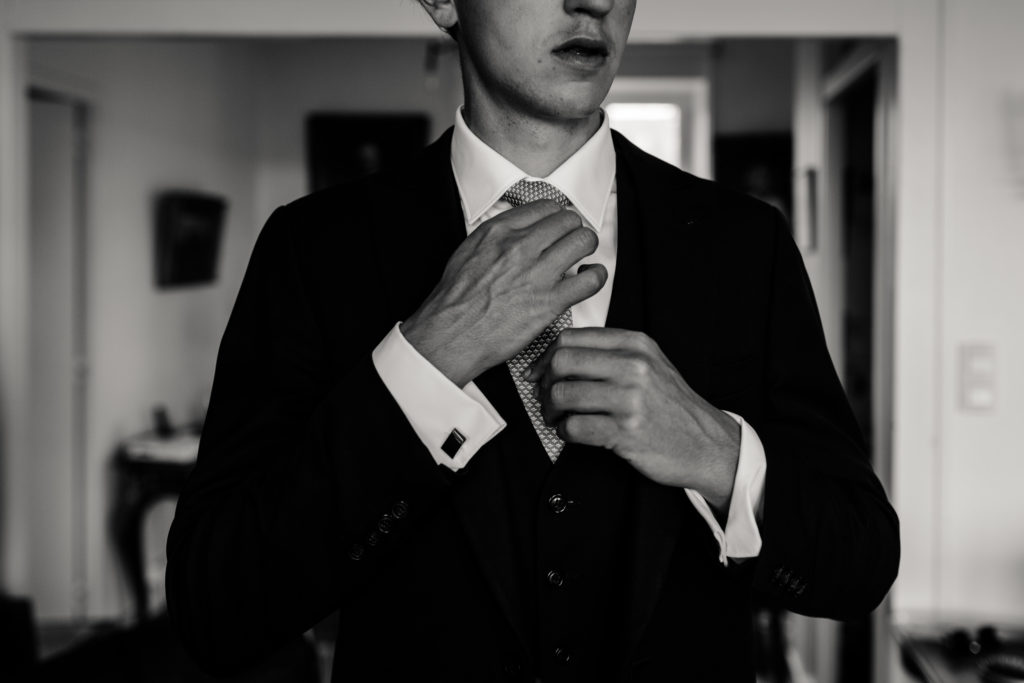 Marié nouant sa cravate lors d'un mariage au Mont Saint Michel