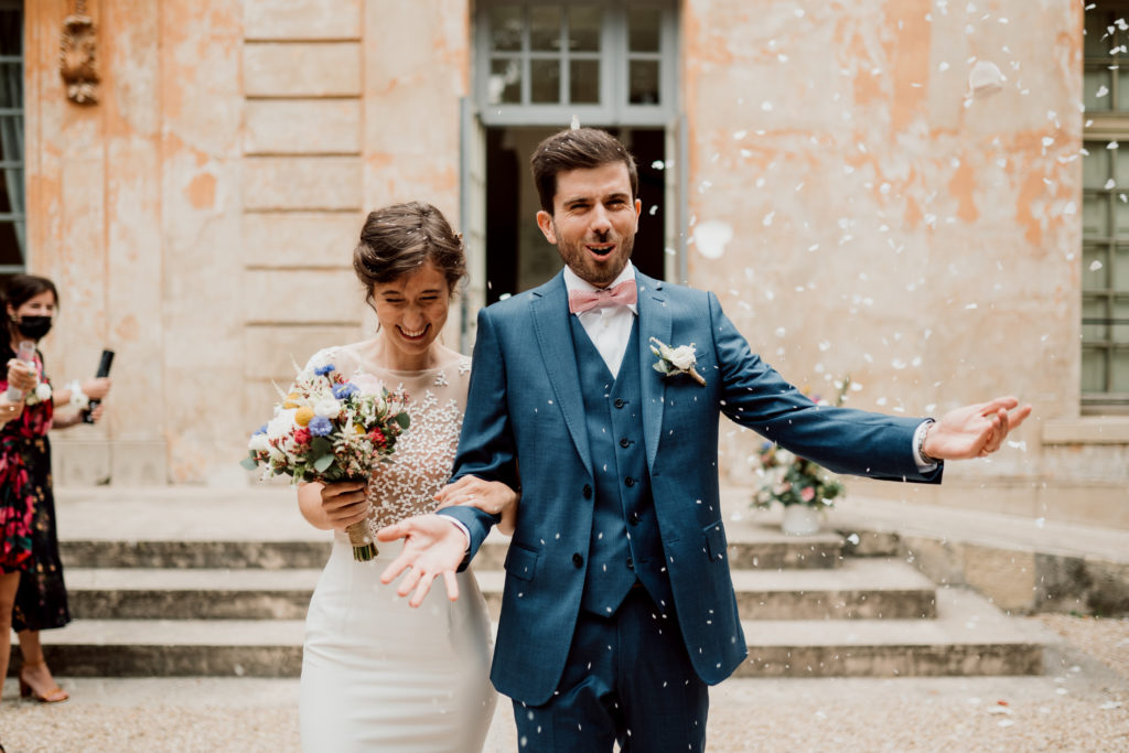 Couple à la sortie de l'église lors d'un mariage à Sucy-en-brie