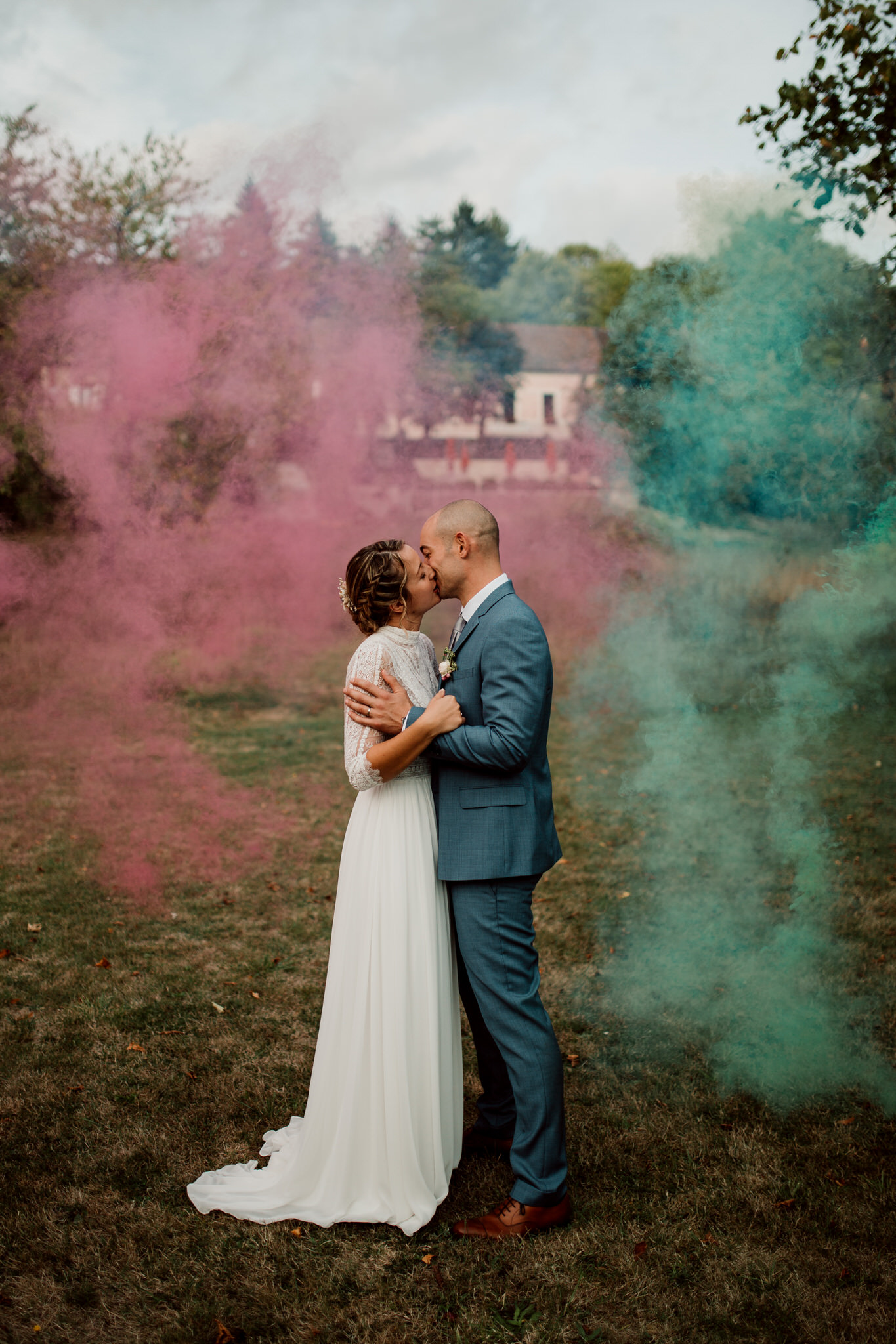 Couple s'embrassant dans les fumigènes à la Dime de Giverny