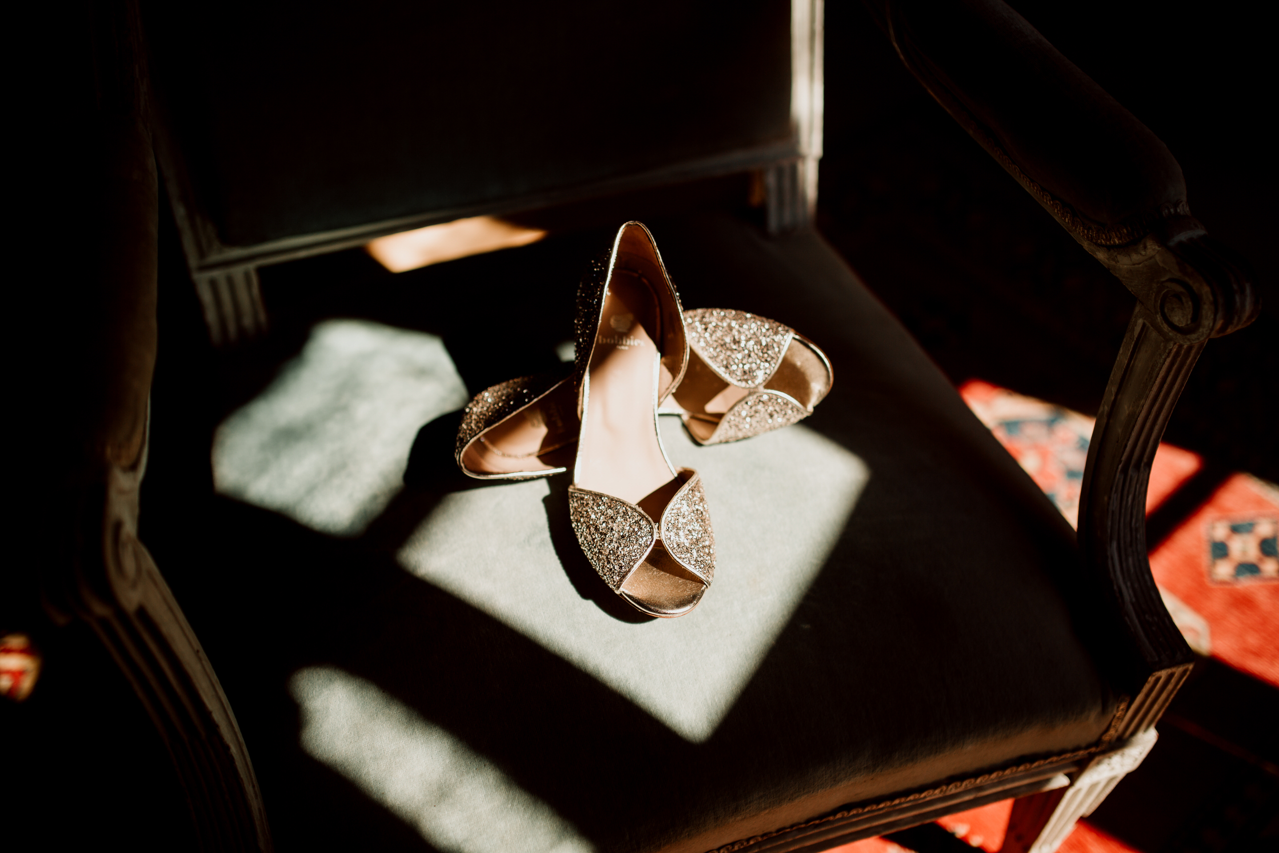 Photo des chaussures de la mariée avec une jeu d'ombre et de lumière