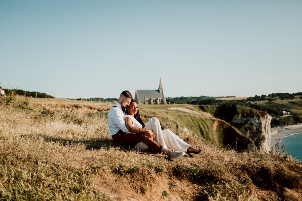 Jeunes mariés s'embrassant à Etretat