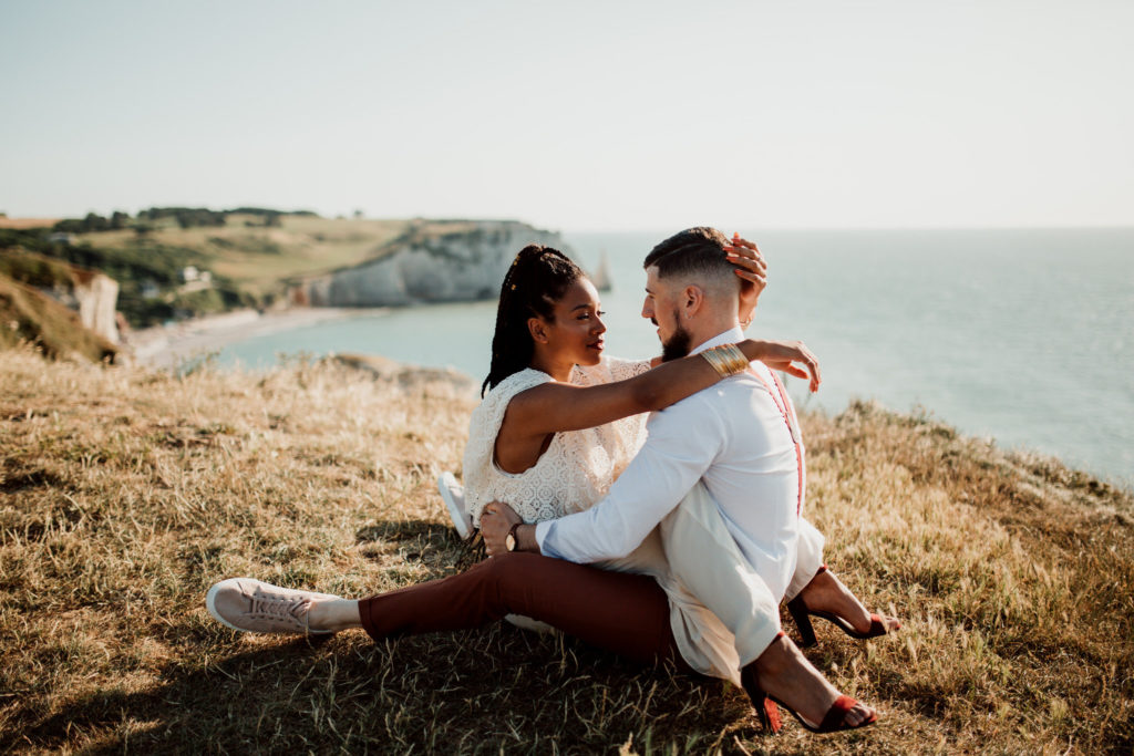 Jeunes mariés s'embrassant à Etretat