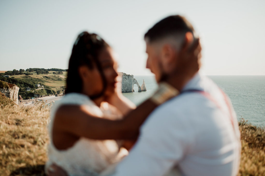 Jeunes mariés s'embrassant à Etretat