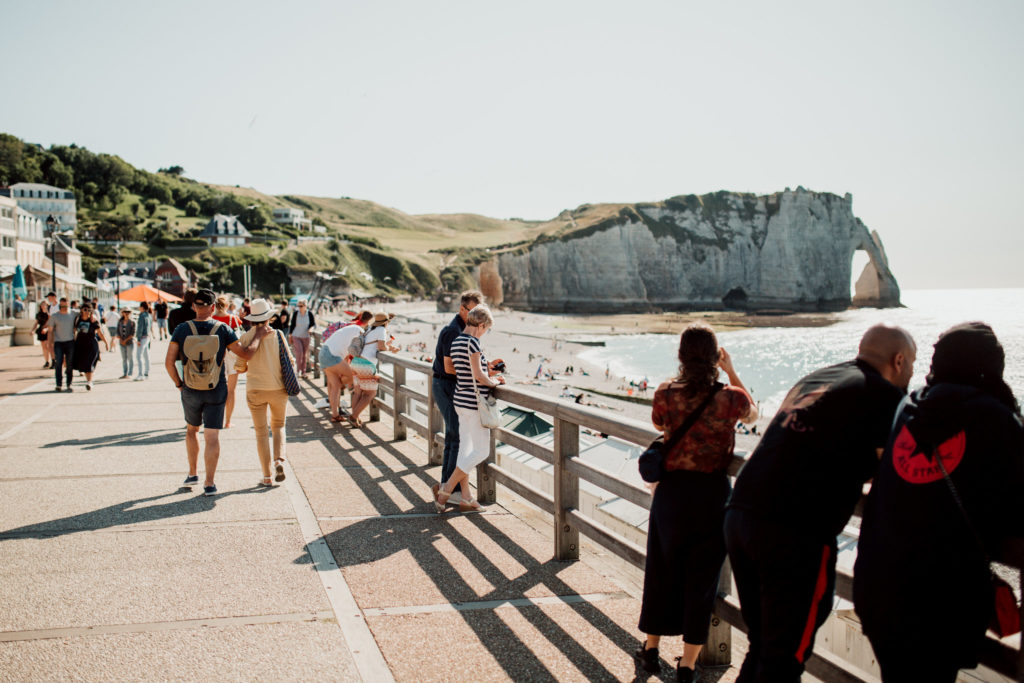 Jeunes mariés marchant dans Etretat