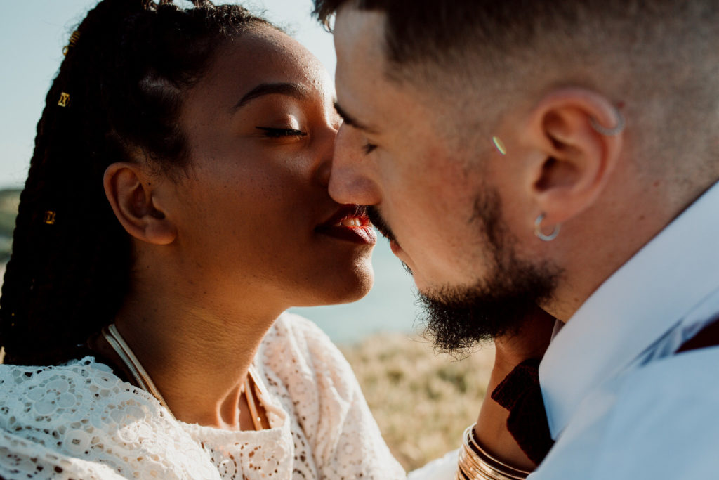 Jeunes mariés s'embrassant à Etretat