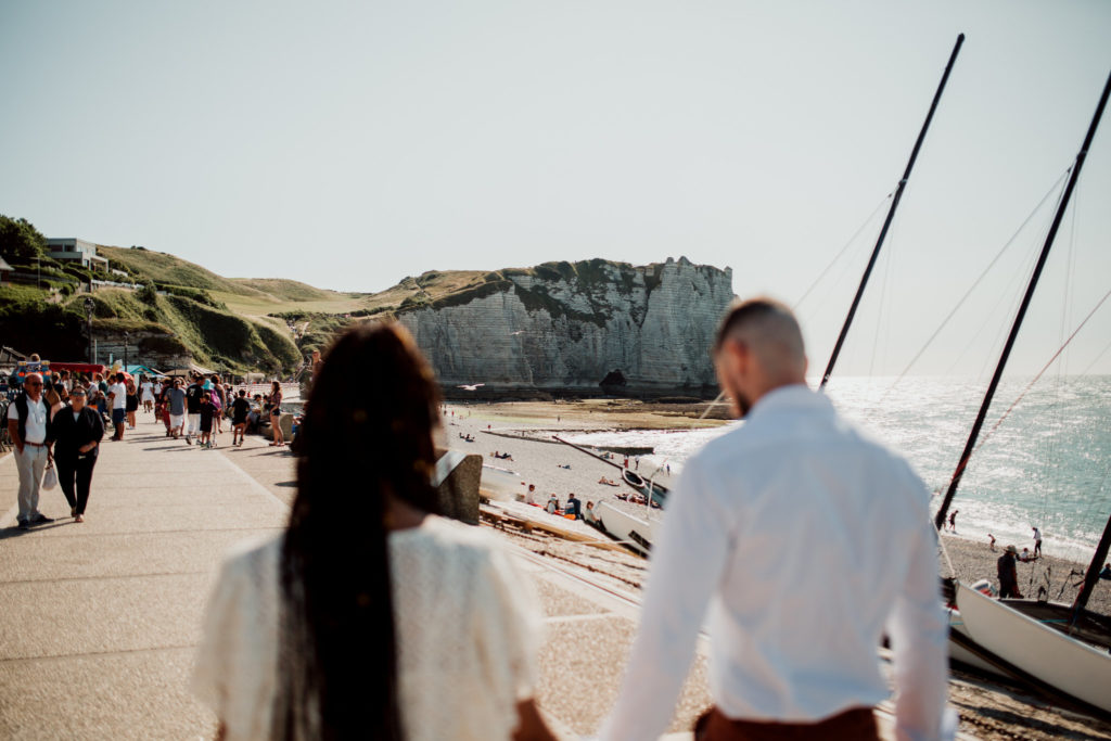 Jeunes mariés marchant dans Etretat