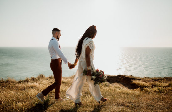 Couple marchant sur les falaises d'etretat lors d'une séance day after