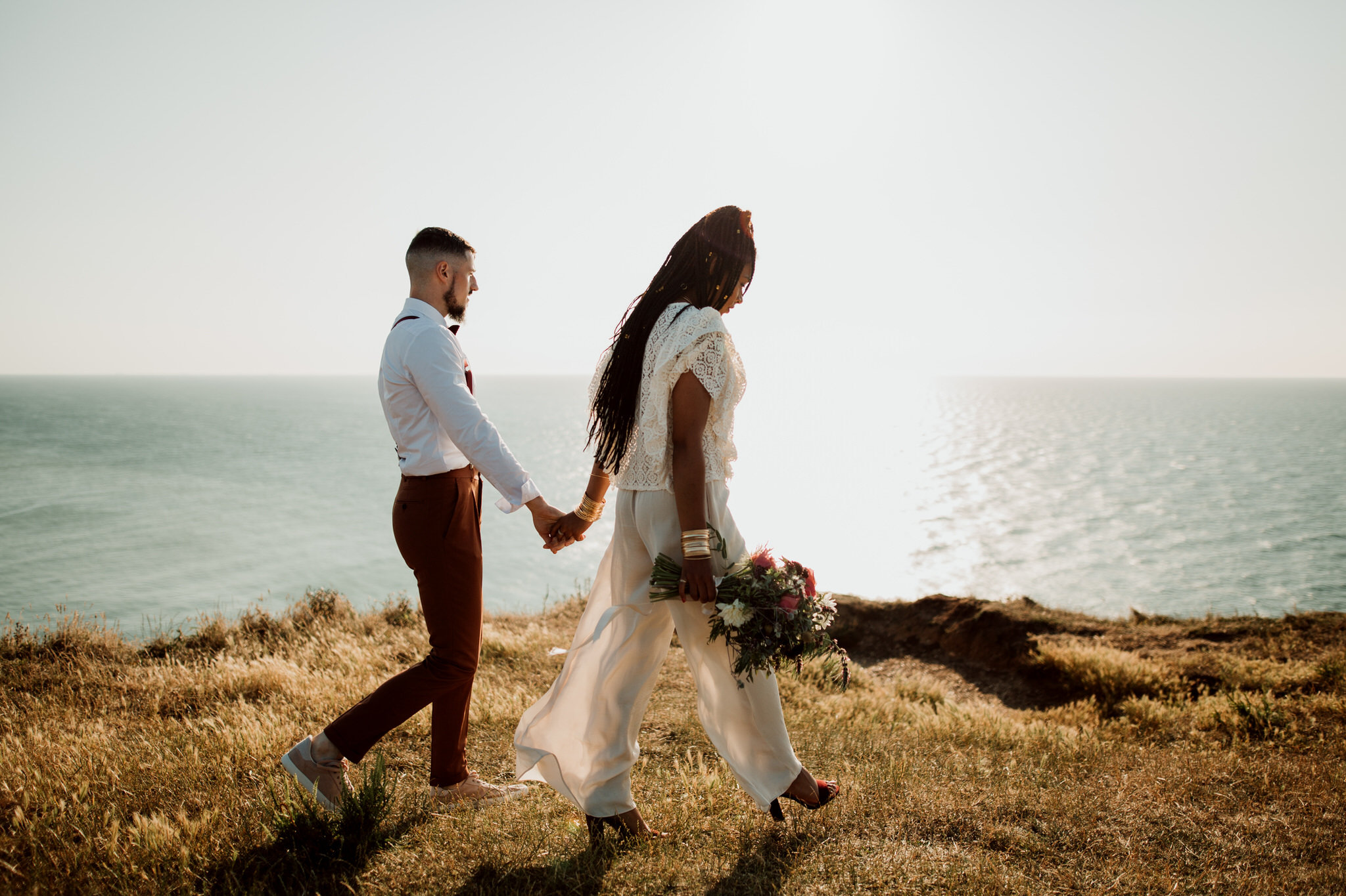 Couple marchant sur les falaises d'etretat lors d'une séance day after