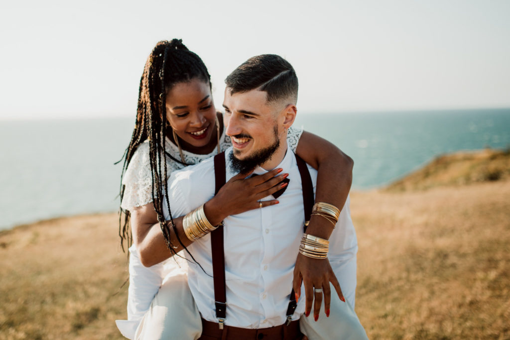 Couple jouant lors d'une séance photo day after à Etretat