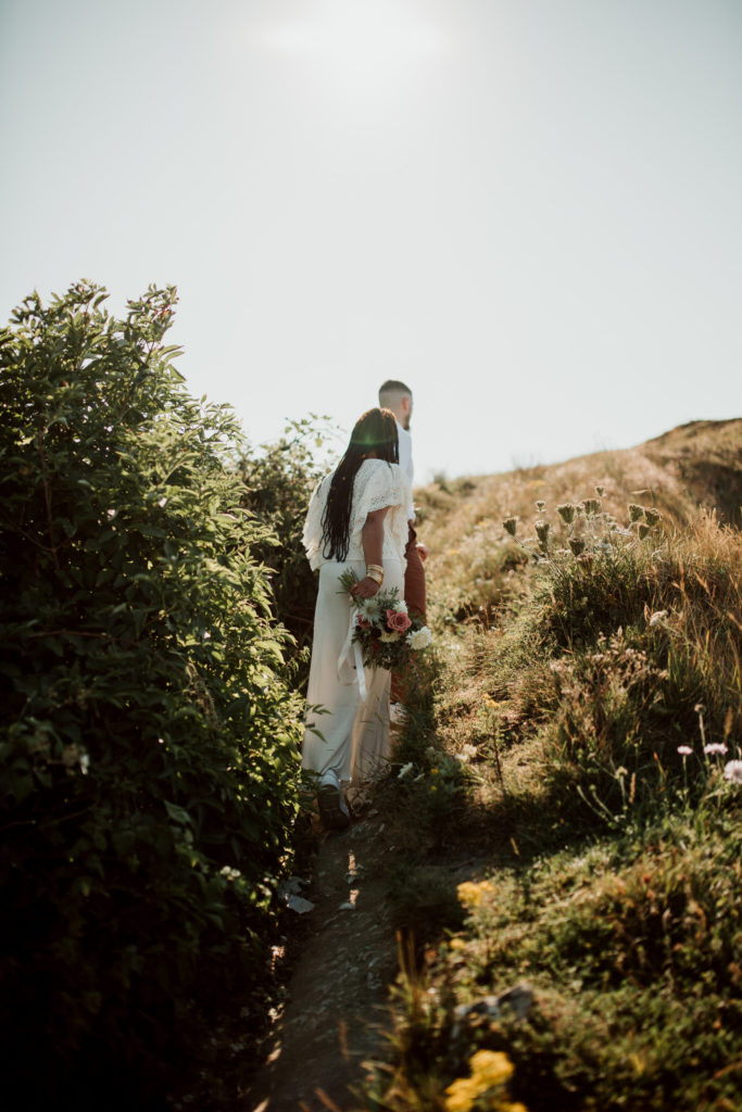 Couple marchant dans les falaises d'etretat lors d'une seance photo day after