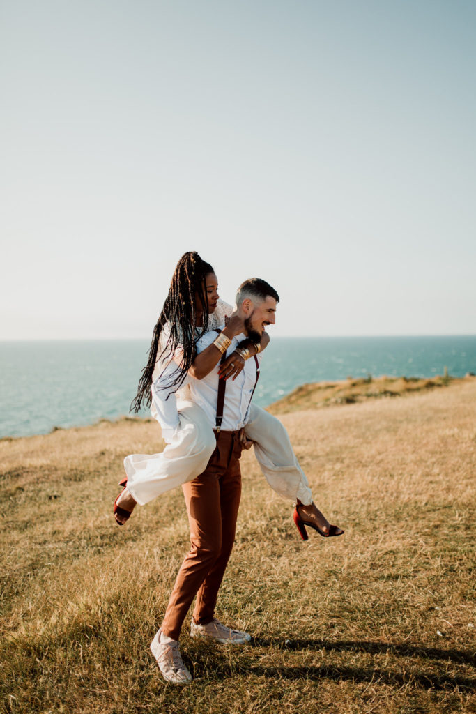 Couple jouant lors d'une séance photo day after à Etretat