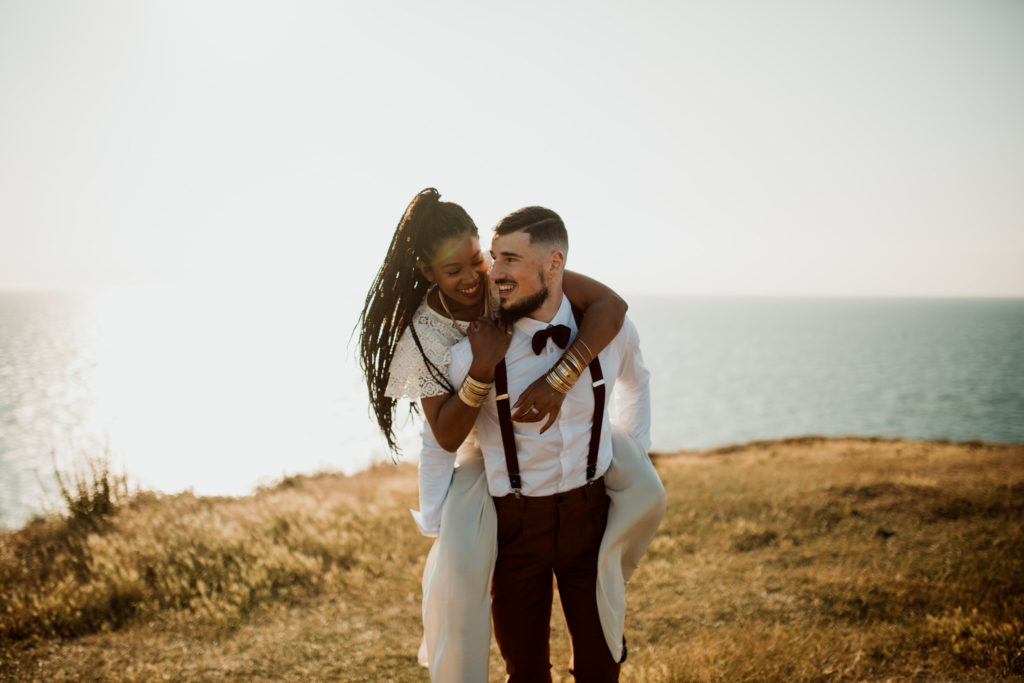 Couple s’enlaçant lors d'une séance photo day after a etretat