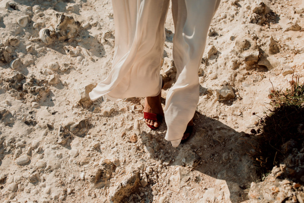 Pantalon de mariée au vent à Etretat