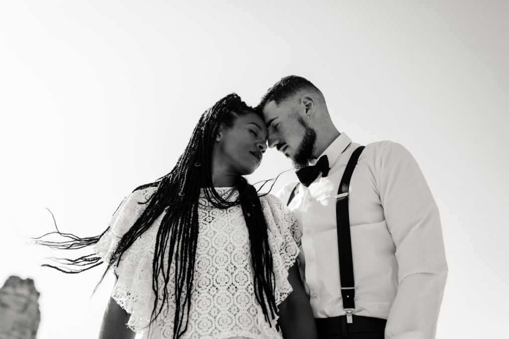 Couple s’enlaçant lors d'une séance photo day after a etretat