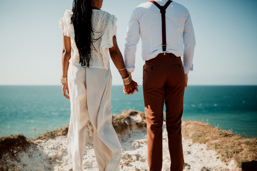 Couple s’enlaçant lors d'une séance photo day after a etretat
