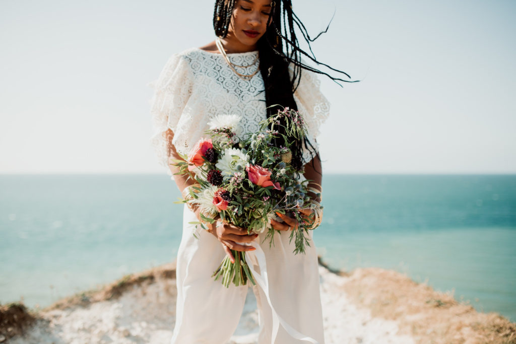 Bouquet de fleur de mariage tenu par la mariée à Etretat