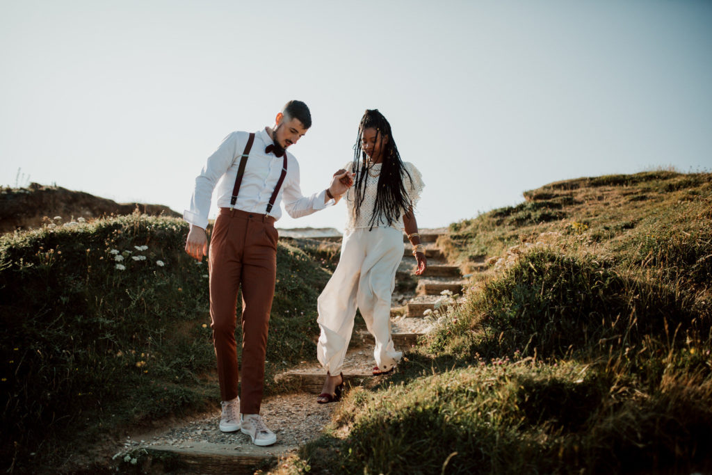 Couple marchant dans les falaises d'etretat lors d'une seance photo day after