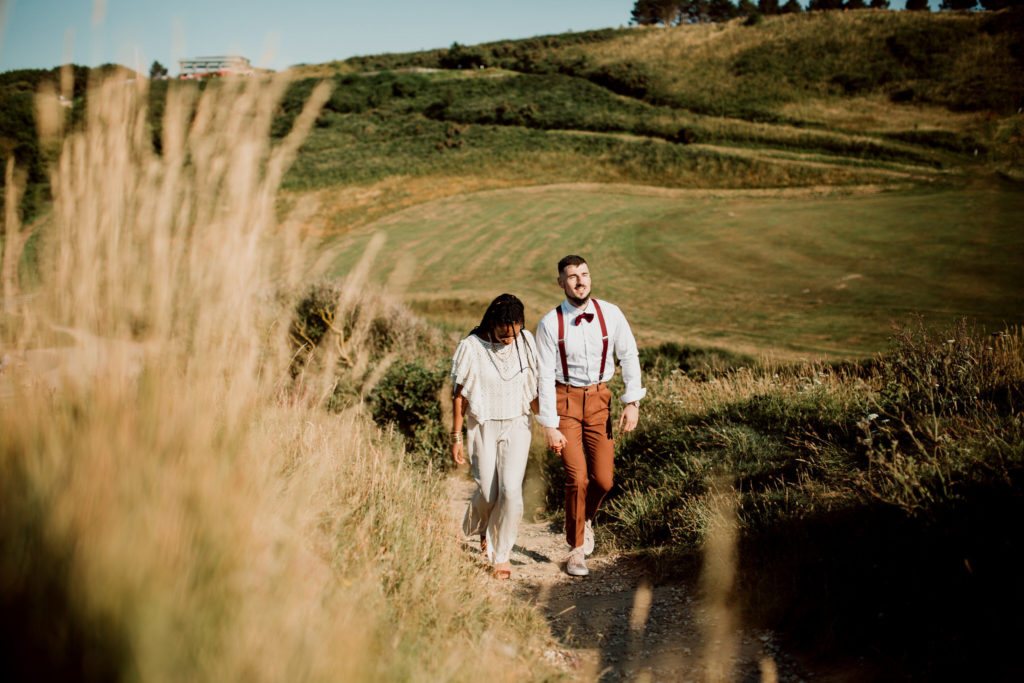Couple marchant dans les falaises d'etretat lors d'une seance photo day after